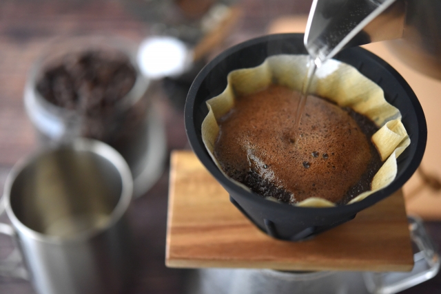 コーヒーを豆から挽いて淹れて香り立つアロマを楽しむ
