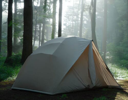 日本の森林の中に設営された軽量テント